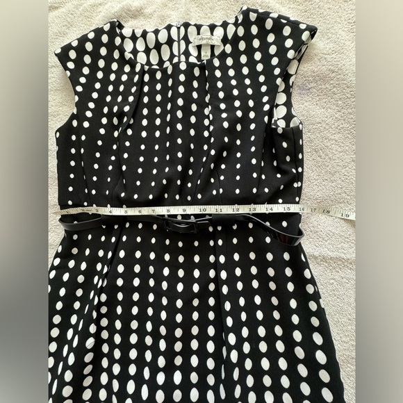 Dressbarn woman’s Dotted Cap-Sleeve Belted Sheath Dress with scoop neck size 12 - Picture 9 of 12